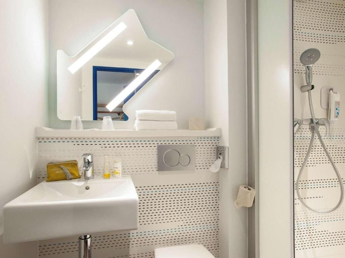 Bathroom, ibis budget Reims Thillois, Marne