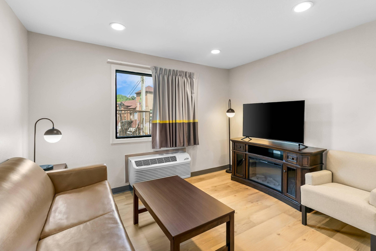 Others 5, Quality Inn, White