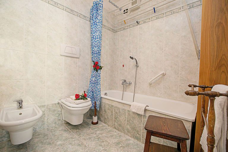 Bathroom 5, Riva Centro Apartment, Trento