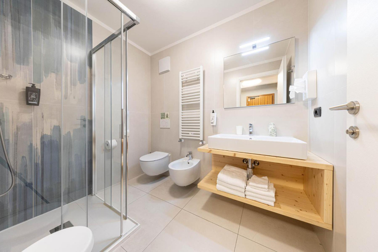 Bathroom 4, Family Hotel La Perla, Trento