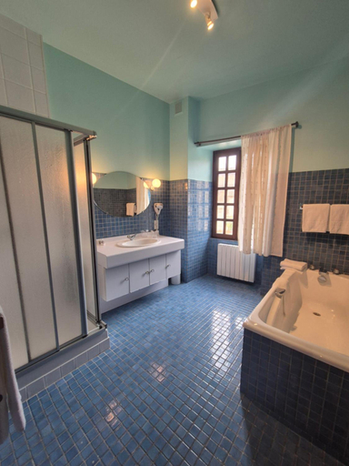 Bathroom 5, Hostellerie de Pérouges, Ain