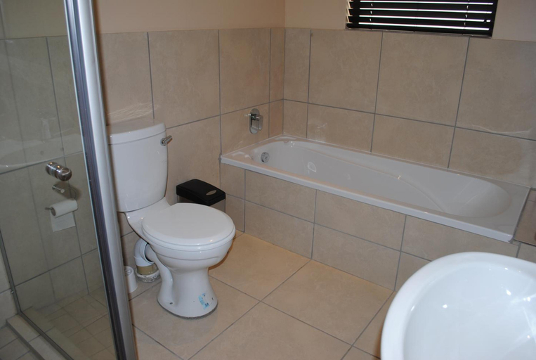Bathroom 4, 6 on Morris Guest Lodge, City of Johannesburg