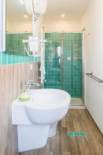 Shower 4, B&B Fronte del Porto, Salerno