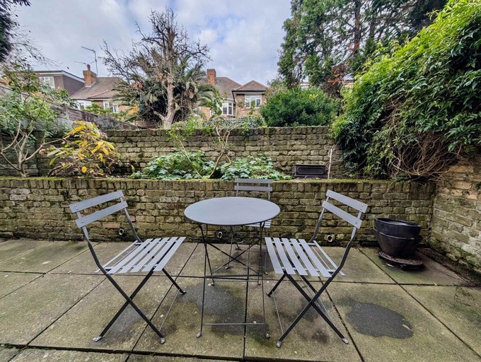 Room 4, Victoria Park Retreat Stylish 2 Bed Flat, London