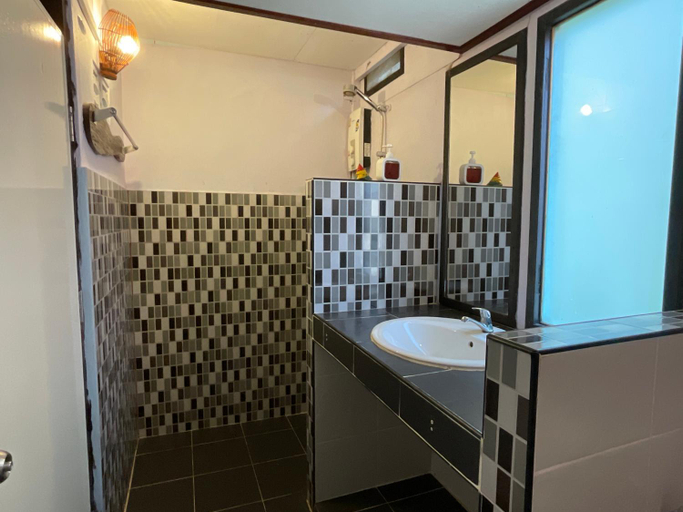 Bathroom 3, Blue Lagoon Resort Koh Chang, Koh Chang