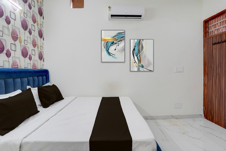 Room 4, Deluxe Hotel Holiday Spot, Sahibzada Ajit Singh Nagar
