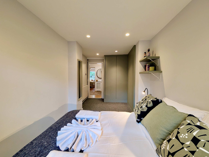 Room 3, Victoria Park Retreat Stylish 2 Bed Flat, London