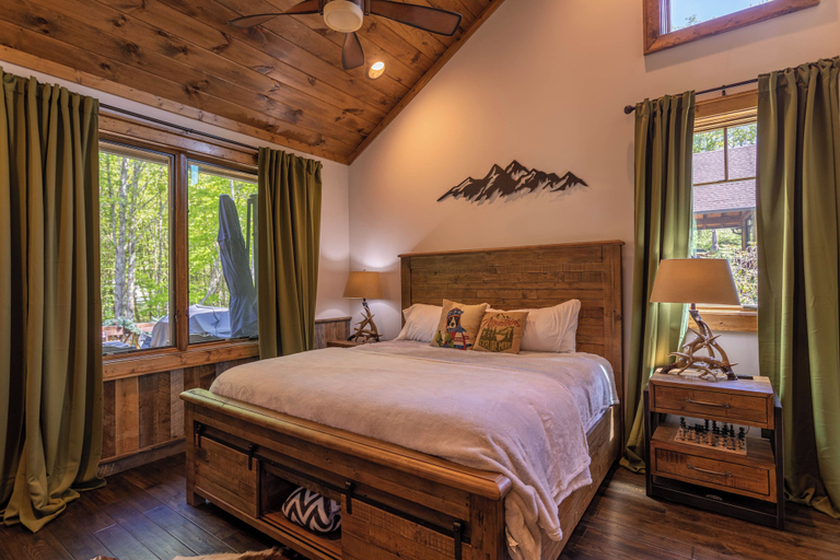 Interior 2, Winterfell Lodge at Eagles Nest, Avery