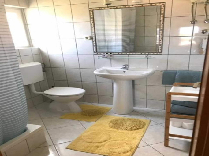 Bathroom 2, Apartments Paloc - One-Bedroom Apartment with Balcony Zeleni, Bol