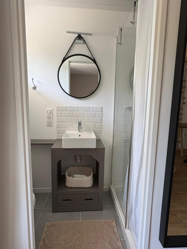 Bathroom, La Pause Cadurcienne, table et chambre d'hotes climatisees, Lot