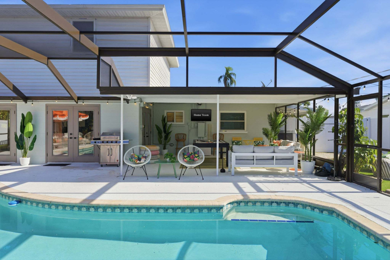 Room 5, Epic Backyard - Pool - Hot Tub - Outdoor Theatre, Manatee