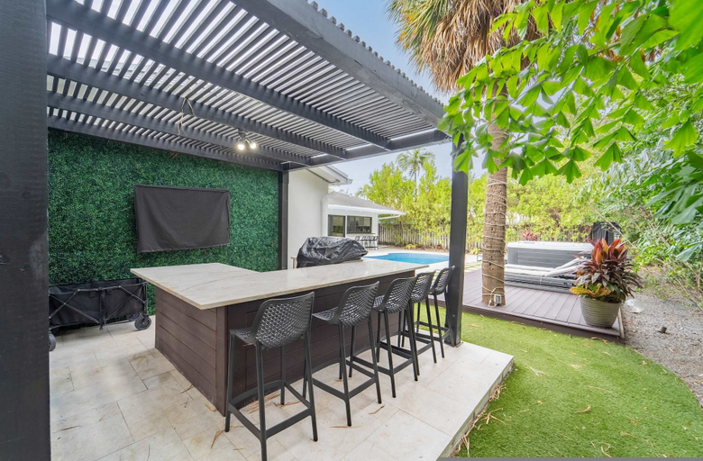 Room 4, Resort Style Backyard Heated Pool Hot Tub Fire Pit, Broward