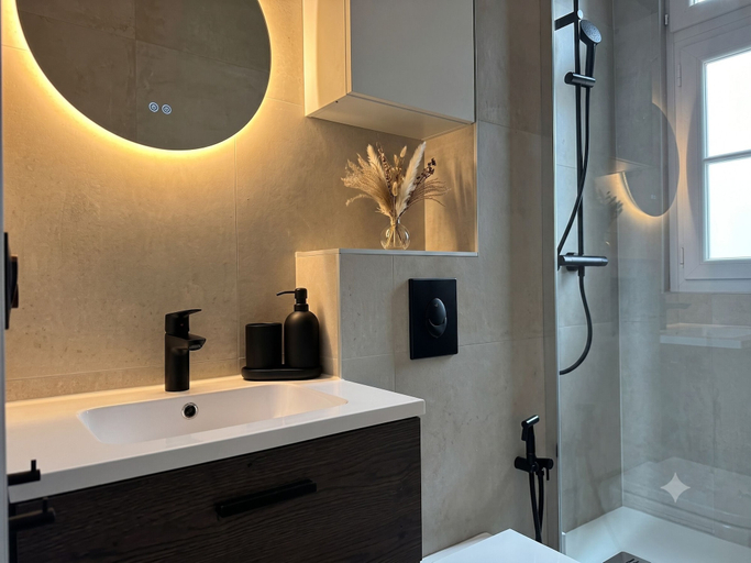 Bathroom 5, Celine 25, Hauts-de-Seine