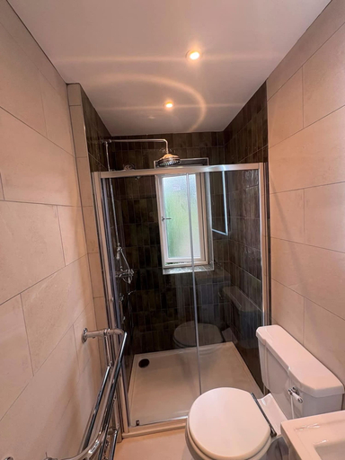 Room 5, 3 Bedroom House With Garden in Manchester, Manchester