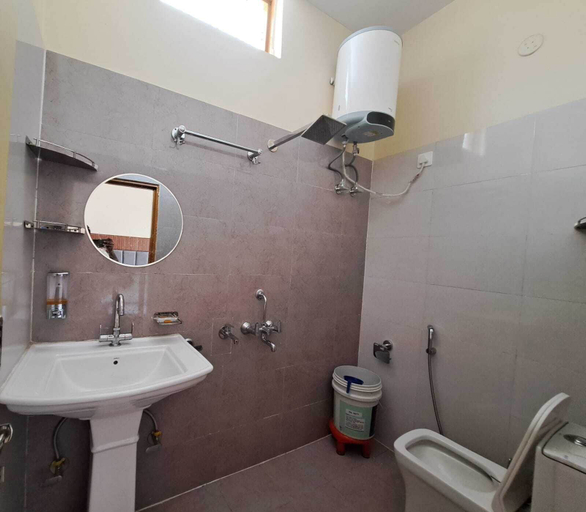 Bathroom 4, Vaishnavi Homestay, Uttarkashi