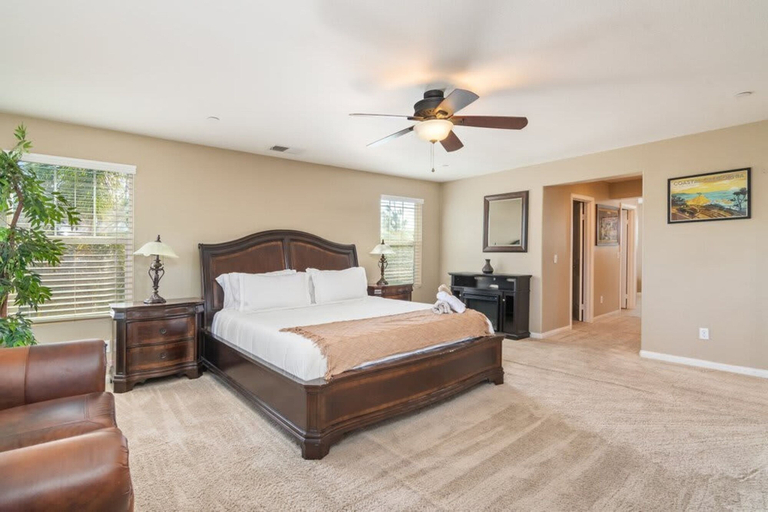 Room 5, Minutes to Wineries Outdoor Oasis Pool Table, Riverside