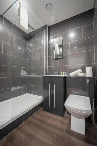 Bathroom 3, Sevenstay Fleet Street Apartment, Sefton