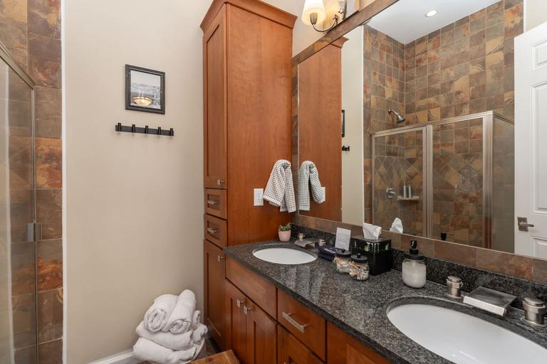 Room 3, 5 Min to Hatley Pointe Hot Tub Games Dog Friendly, Madison