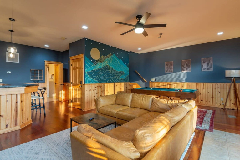 Room 2, Ski In Out Hatley Pointe Views Hottub Fire Pit, Madison