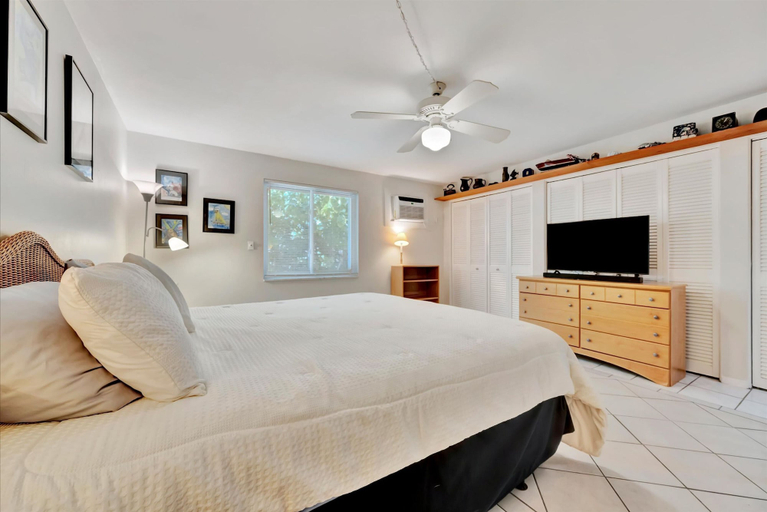 Room 4, Coastal Home w Hot Tub Firepit and Music Lounge, Sarasota