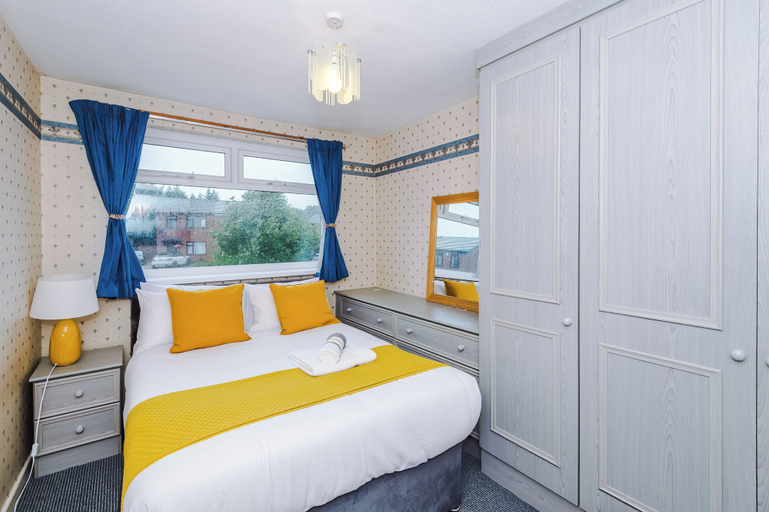Room 2, Spacious 3 Bedroom Home in Westhoughton, Bolton