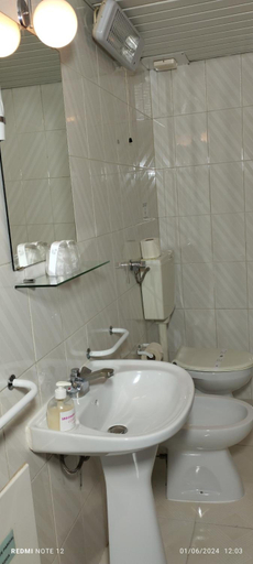 Bathroom 4, Alnacir, Faro