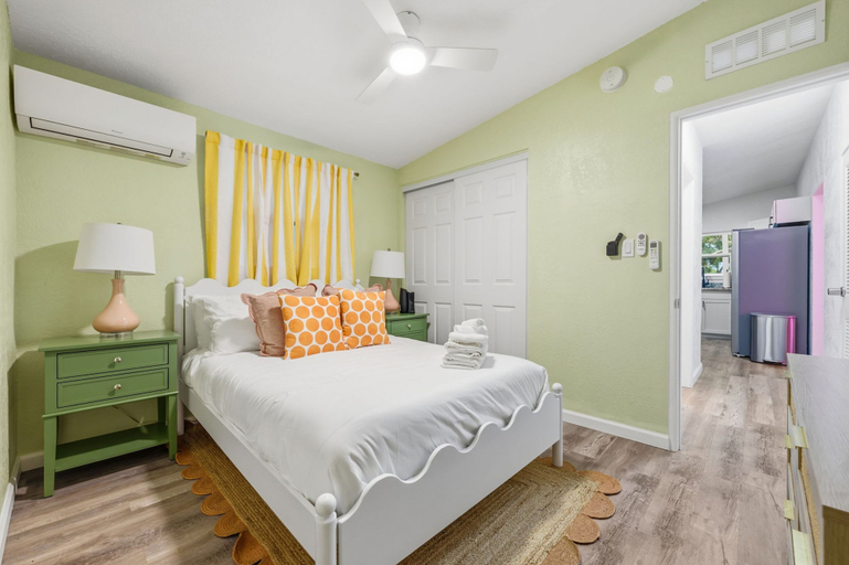Room 2, Backyard Oasis Heated Pool Tiki Bar Hot Tub, Pinellas