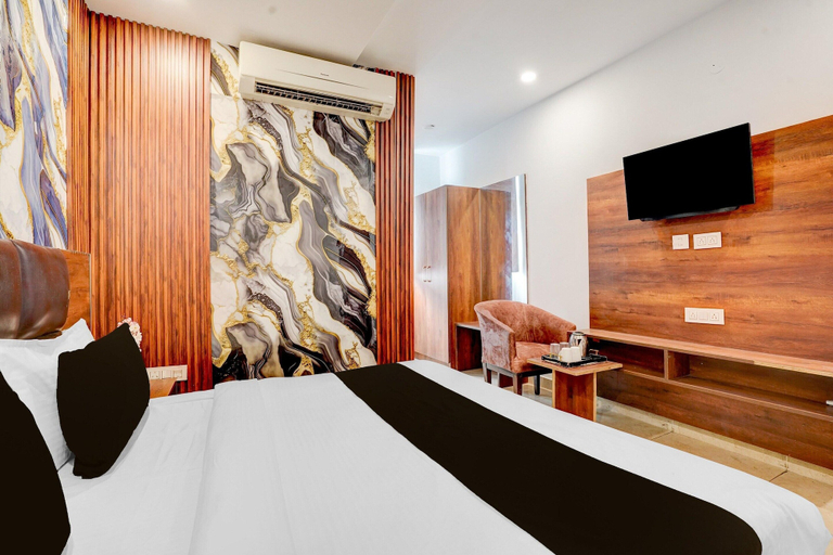 Room 5, Deluxe Hotel Kc Royal, Sahibzada Ajit Singh Nagar