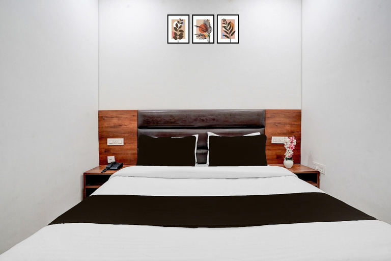 Room 3, Deluxe Hotel Kc Royal, Sahibzada Ajit Singh Nagar