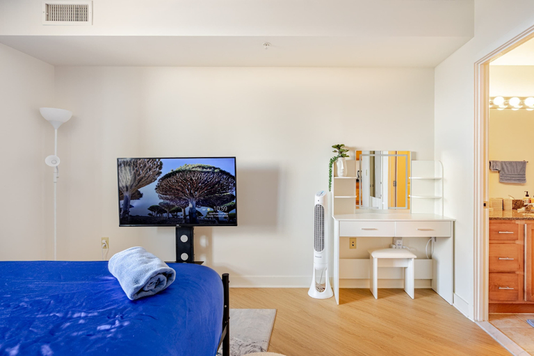 Interior 3, Downtown Silver Spring 2BR Skyline Balcony Suite Walkable to DC Metro Luxepad, Montgomery