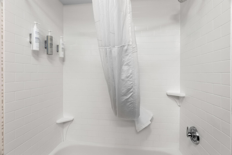 Bathroom 4, Hampton Inn Portage, Porter