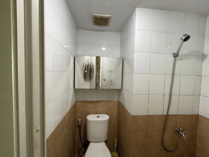 Bathroom 5, Apartemen Green Pramuka City By Erna, Jakarta Pusat