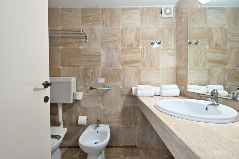 Bathroom 5, Cala della Torre, Nuoro