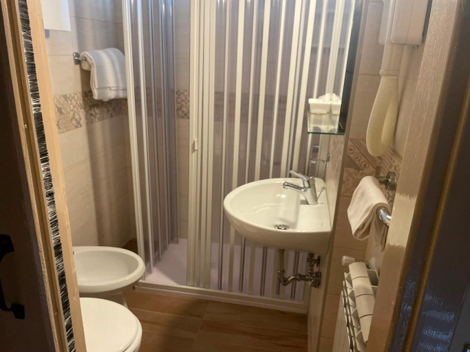 Bathroom 2, Hotel Sud America, Frosinone
