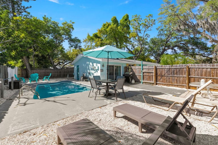 Room 2, 3 Miles to Honeymoon Island Firepit Pool, Pinellas