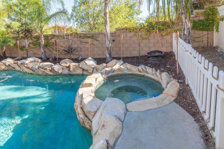 Room 2, Minutes to Wineries Outdoor Oasis Pool Table, Riverside