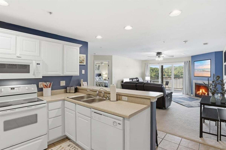 Private kitchen 2, Lakefront on Big Niangua, 2 Heated Pools, Boat Slip, Fire Pit, & Big Views, Camden