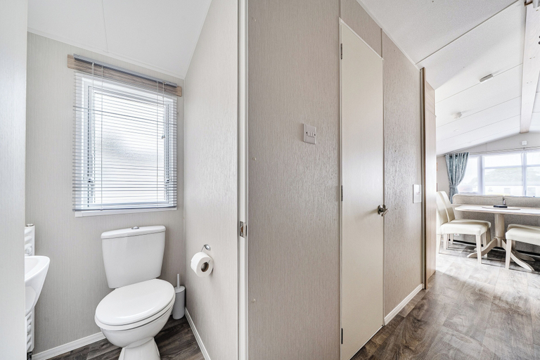 Bathroom 3, Primrose Valley 3-bed Caravan, Sleeps 8, Pets Ok, North Yorkshire