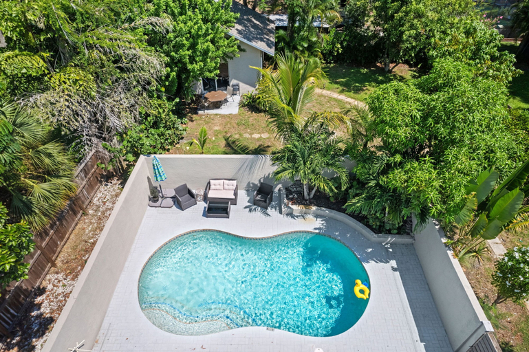 Room 4, Sleeps 6 Private Pool Fire Pit Game House, Sarasota