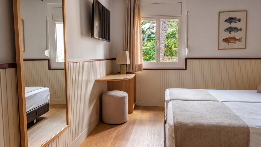 Bedroom 3, Hotel Medium Montecarlo, Girona