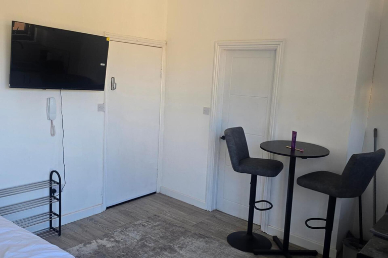 Room 3, Studio - Sleeps 2- Parking, Sheffield