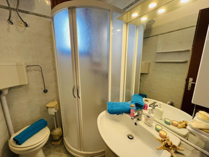Bathroom, Spacious sea View Flat With Terrace, Venezia
