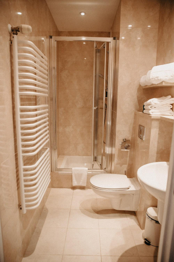 Bathroom 4, Bryza, Puck
