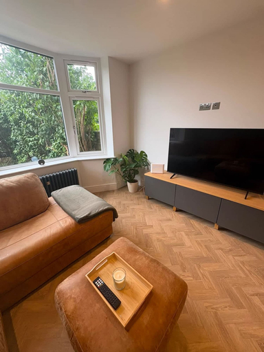 Room 3, 3 Bedroom House With Garden in Manchester, Manchester