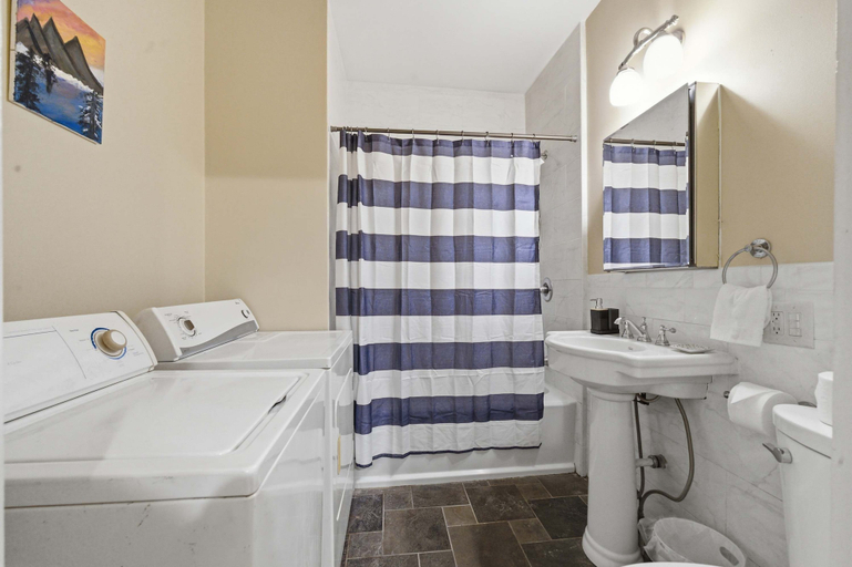 Room 5, Cozy 1BR Cottage w Kitchen Laundry, Lafayette