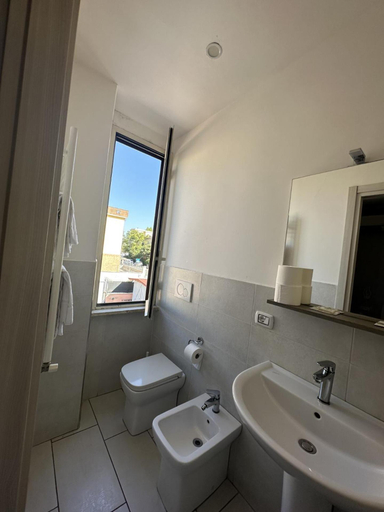 Bathroom 3, Le Rose, Rome