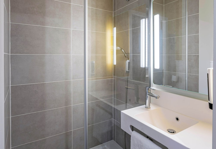 Bathroom 4, B&B HOTEL Bordeaux Saint André De Cubzac, Gironde