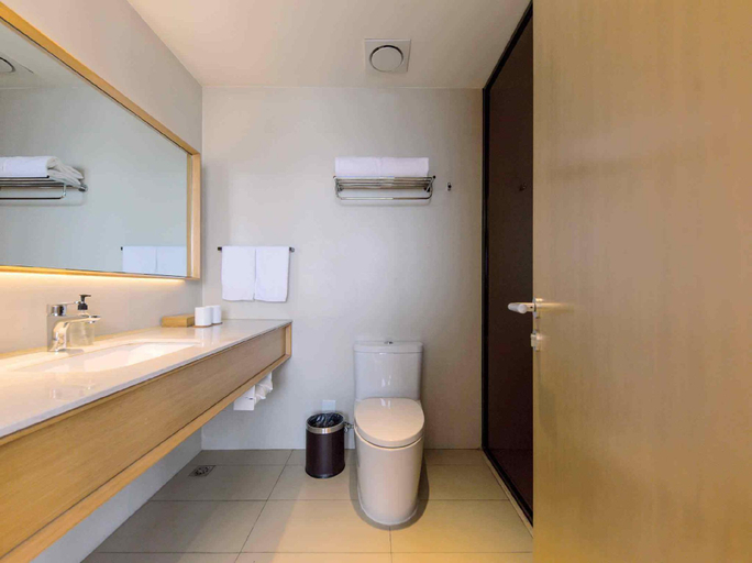 Bathroom, JI Hotel Shanghai Hongqiao Transport Hub Jiuting, Shanghai