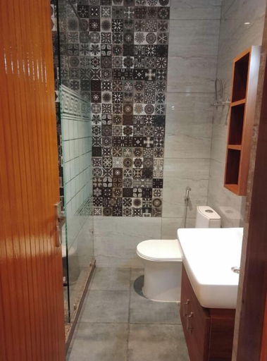 Bathroom 4, Hotel Indradhar, Kangra