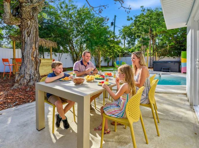 Room 3, Backyard Oasis Heated Pool Tiki Bar Hot Tub, Pinellas